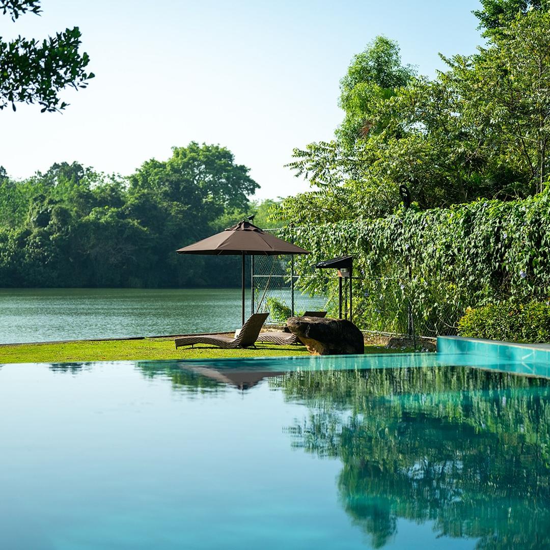 Pool at water level with greenery, Kurokawa Kalutara
