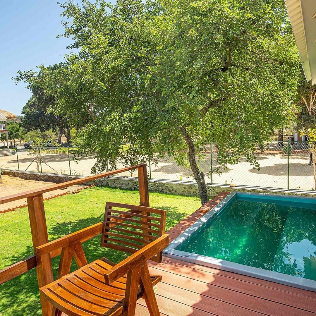 Arugam Bay cabin deck chair overlooking private plunge pool
