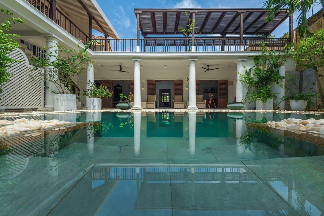 32 Middle Street Galle Fort courtyard pool with white colonial pillars and sun loungers