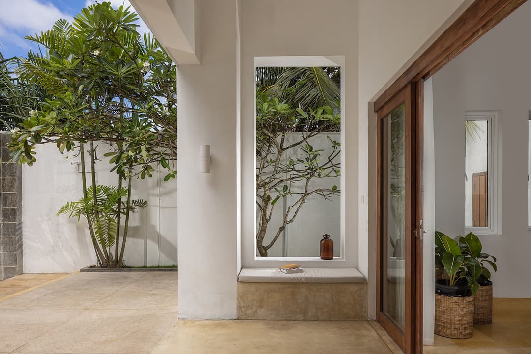 Verde Ahangama entrance courtyard with white arch and tropical tree