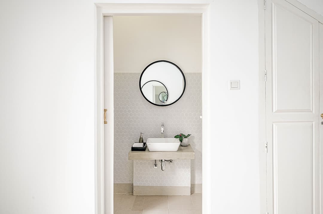 Mirissa luxury villa bathroom with round mirror and minimal white wall