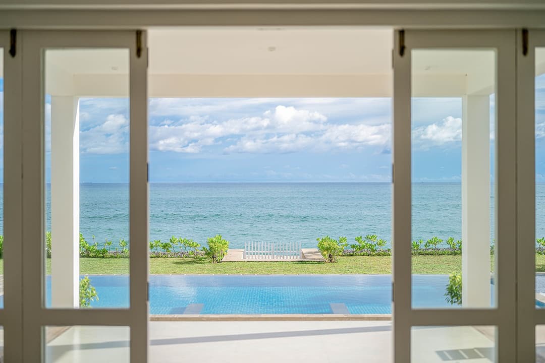 Mirissa luxury villa bedroom with floor to ceiling glass and ocean view