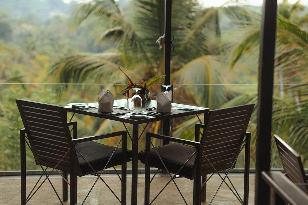Kahanda Kanda dining pavilion with glass front and table setting
