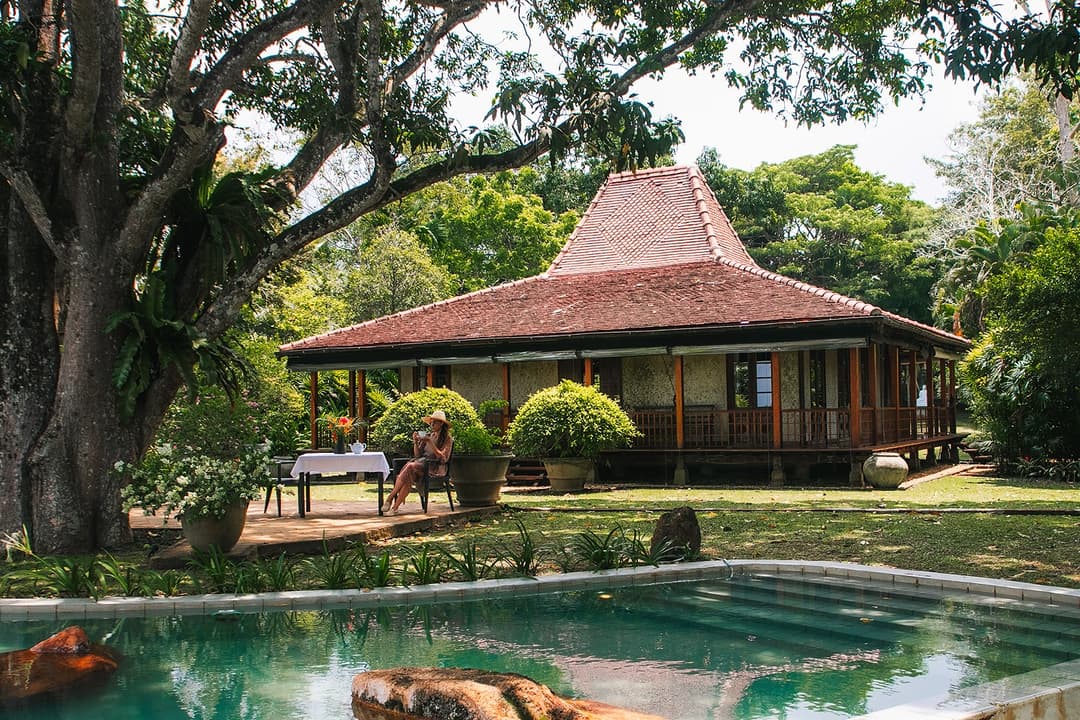 Kahanda Kanda Dubu villa with thatched roof and garden