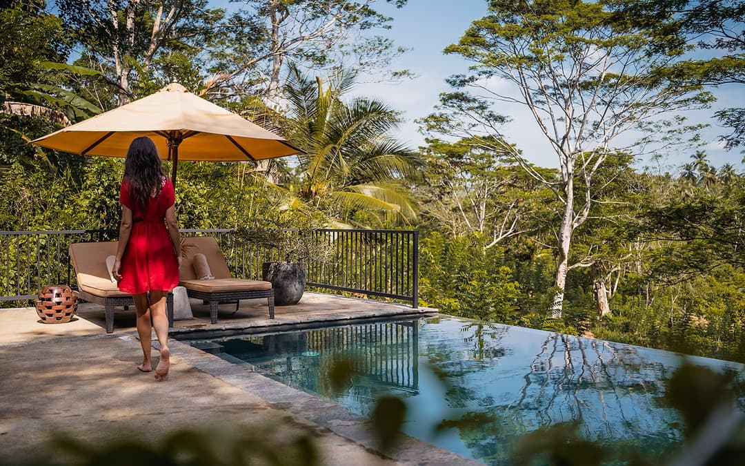 Kahanda Kanda infinity pool with jungle view