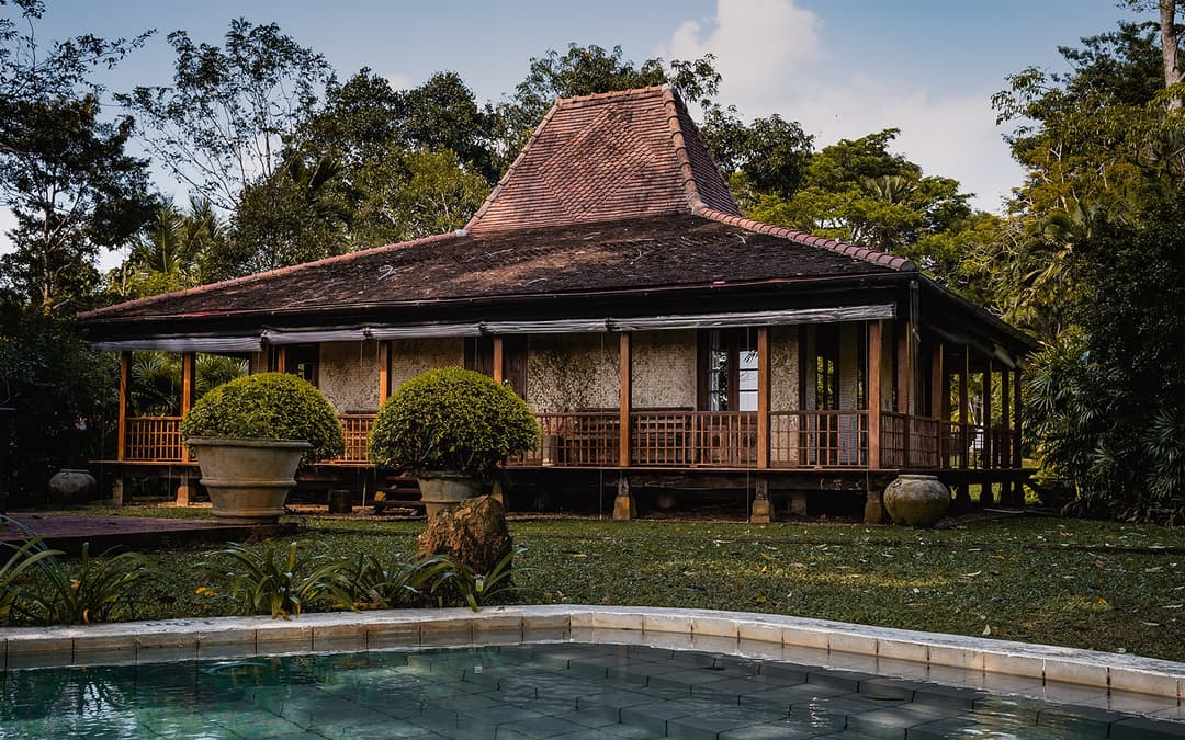 Kahanda Kanda Dubu villa with thatched roof and garden