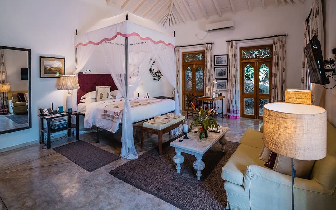 Kahanda Kanda suite with four-poster bed and antique furnishings