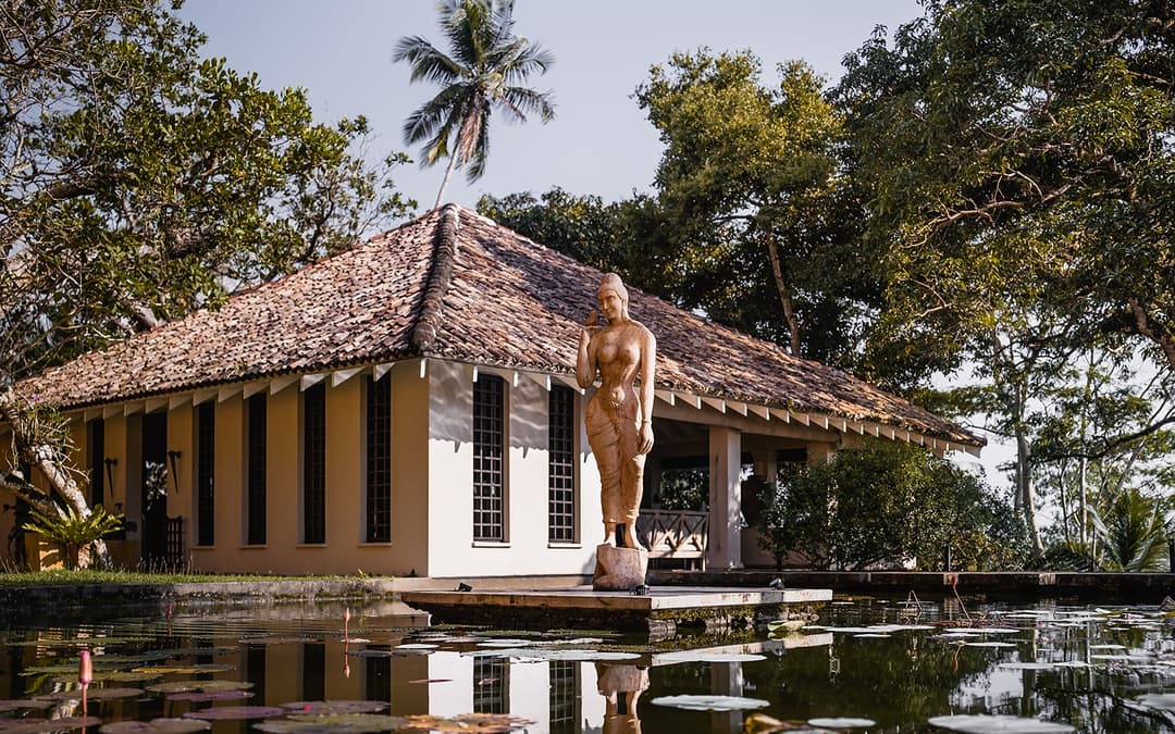 Kahanda Kanda garden pond statue