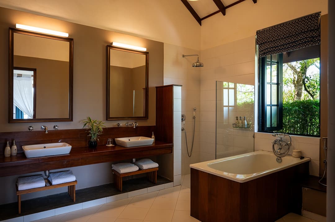 Osborne suite bathroom with bathtub and twin vanity at Camellia Hills, Dickoya