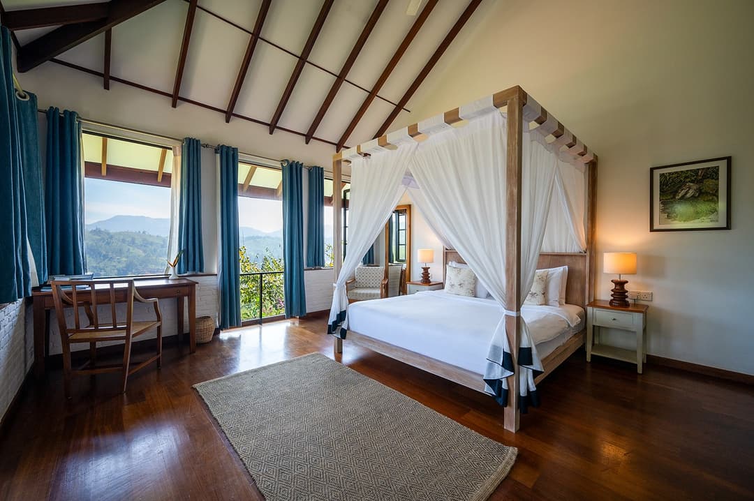 Osborne lakeview suite with canopy bed and Castlereagh Reservoir views, Camellia Hills