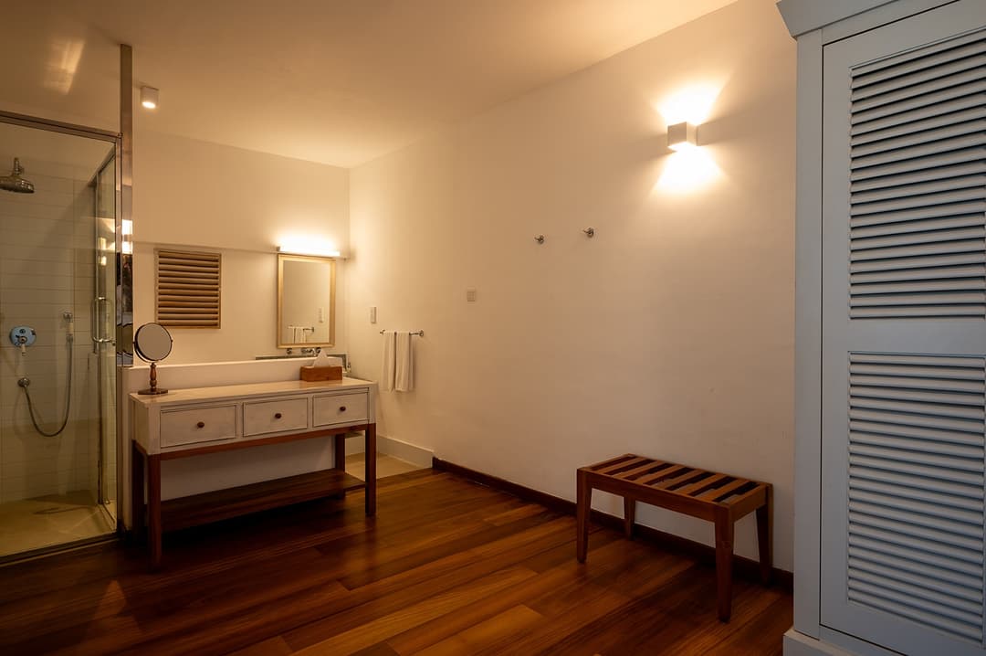 Warleigh suite bathroom with twin vanity at Camellia Hills, Dickoya, Sri Lanka