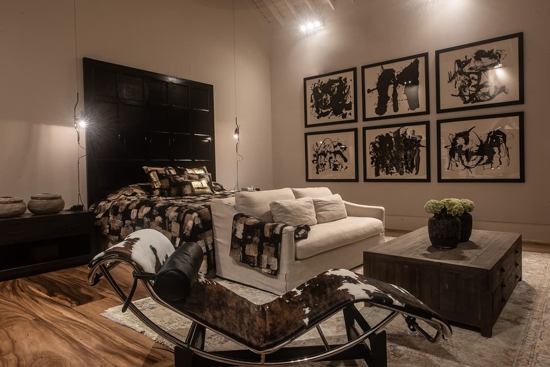 Lounge with cream sofa, chaise longue and art panels, No. 77 Leyn Baan, Galle Fort