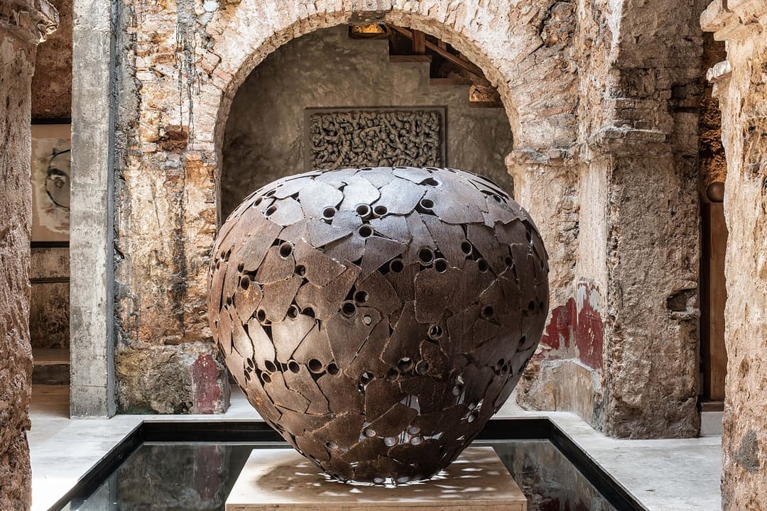 Inner courtyard with large spherical urn sculpture and arched ceiling, No. 77 Leyn Baan