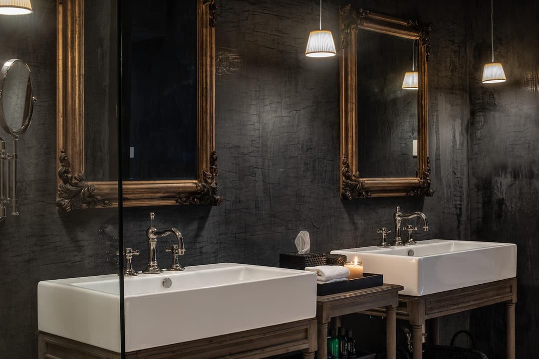Bathroom with twin white basins and gold framed mirror, No. 77 Leyn Baan, Galle Fort