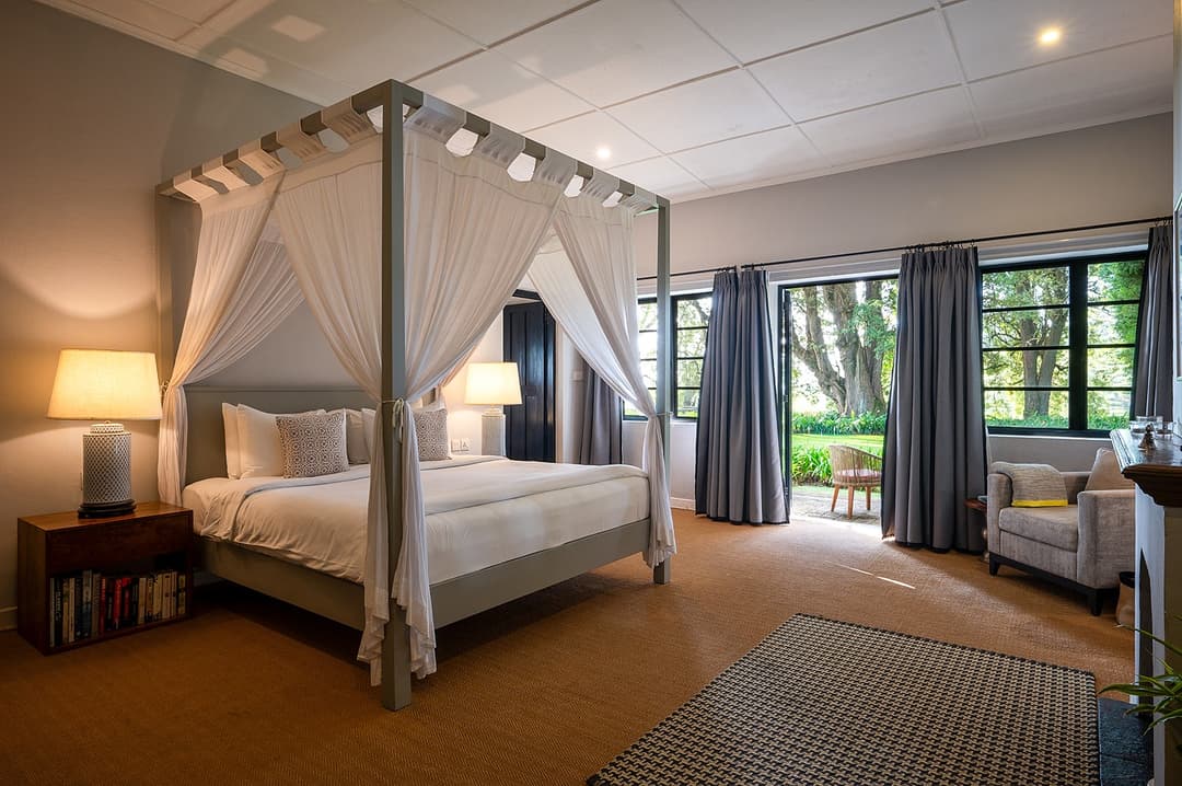 Ragala bedroom four-poster wide angle, Goatfell Kandapola