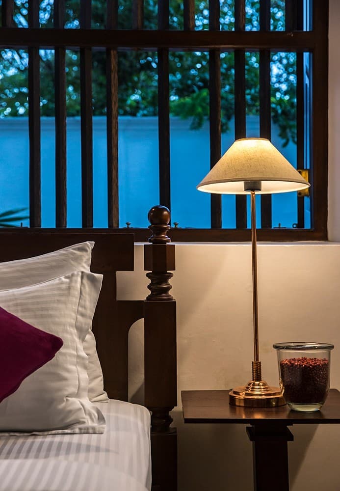Bedroom one lamp with purple flower, Magalla Casa Galle