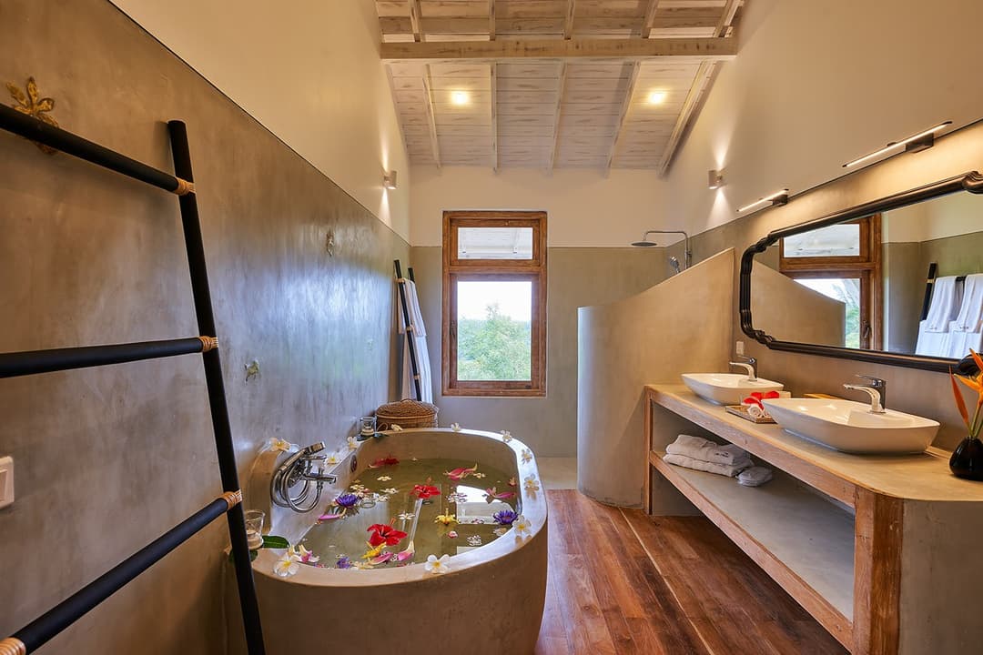 Geoffrey Bawa Room bathroom with tub, Divine Villa Talpe