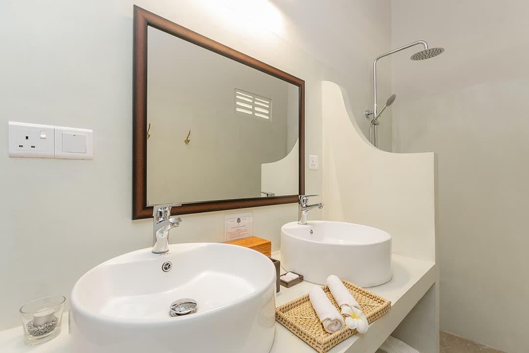 Cosy Room bathroom with basin, The Divine Villa Talpe