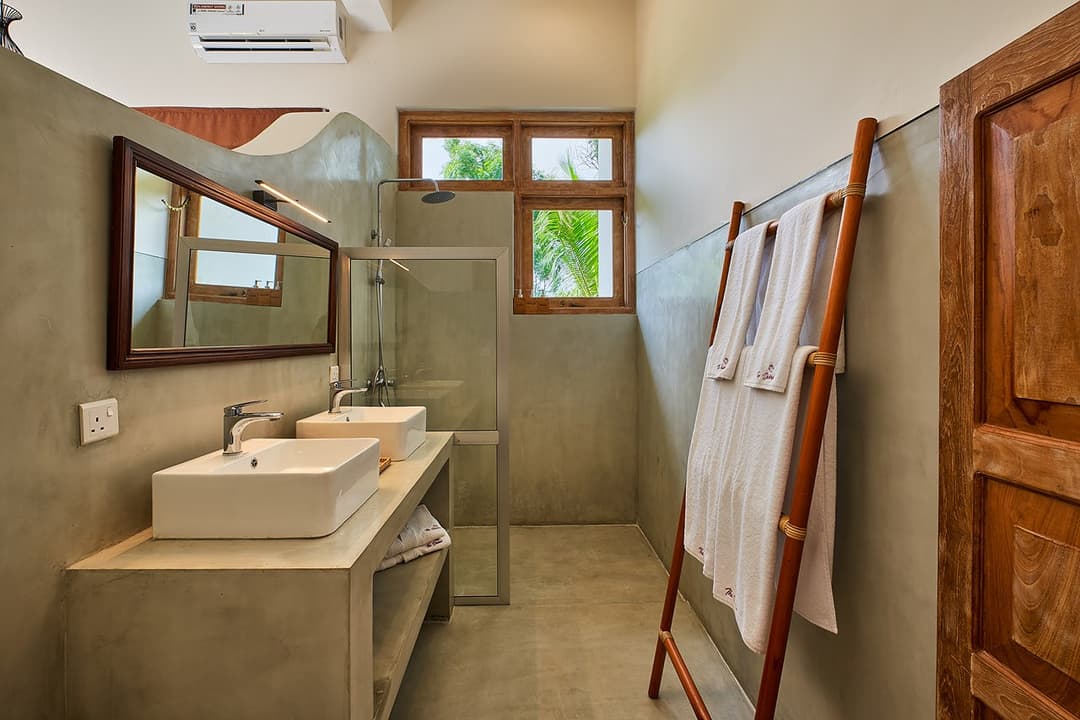 Cosy Room bathroom with tub, The Divine Villa Talpe