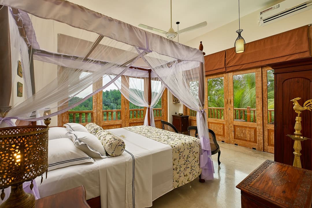 Cosy Room four-poster bed wide angle, Divine Villa Talpe