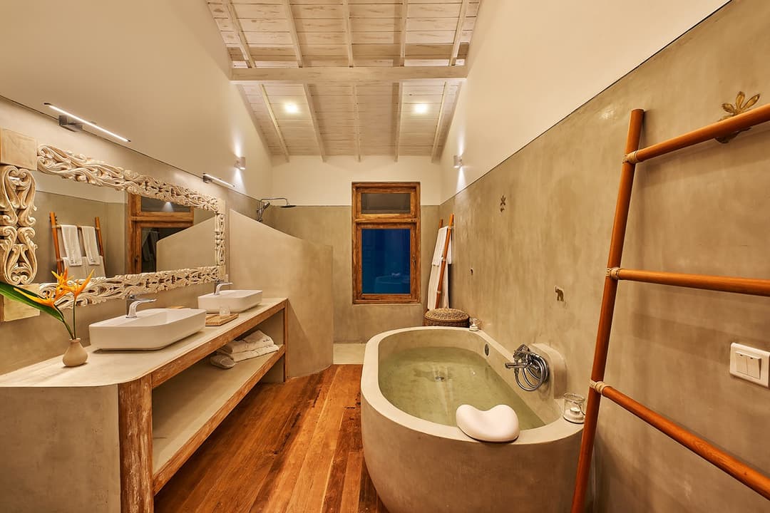 Infinity Room bathroom with soaking tub, Divine Villa Talpe