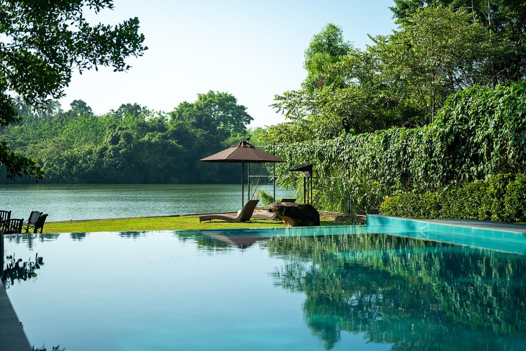 Pool at water level with greenery, Kurokawa Kalutara