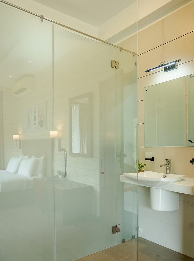 Ensuite bathroom with glass screen, Kurokawa Kalutara