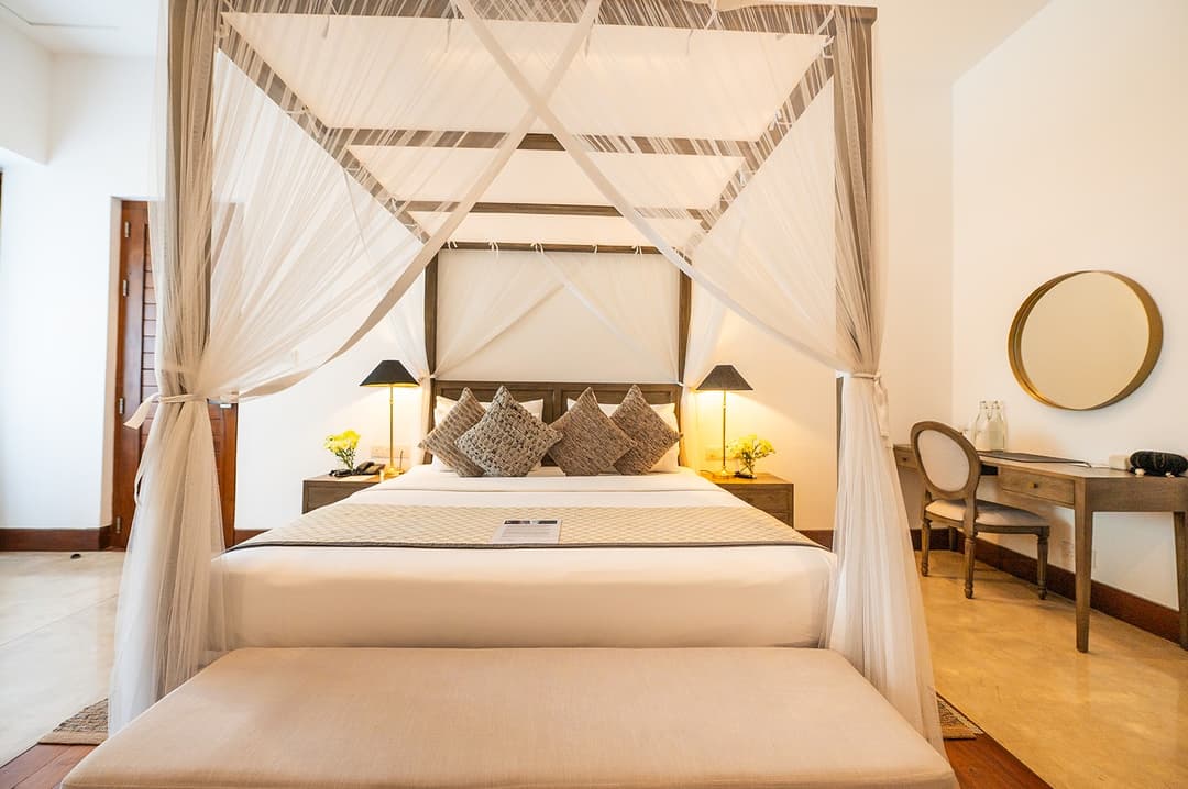 Canopy bedroom wide warm tones, The Villa by CC Wadduwa