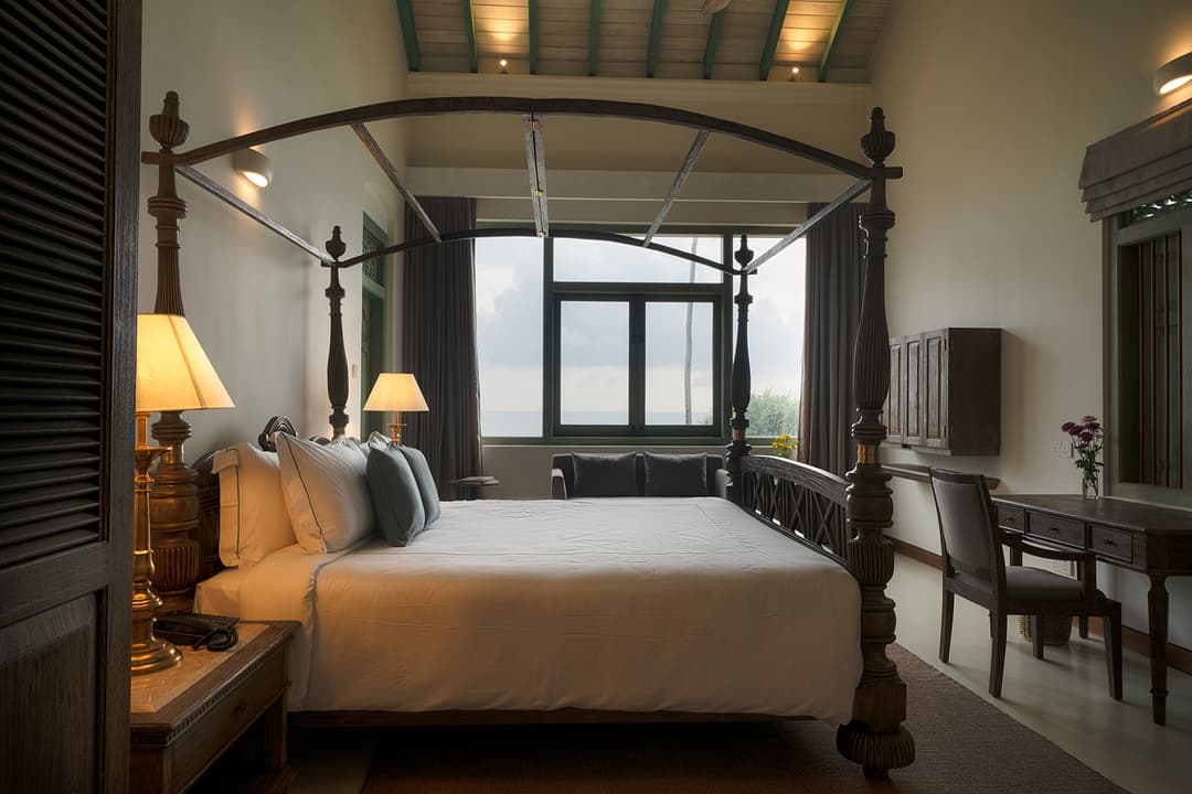 Four-poster bedroom warm wide angle, Candella House Talpe