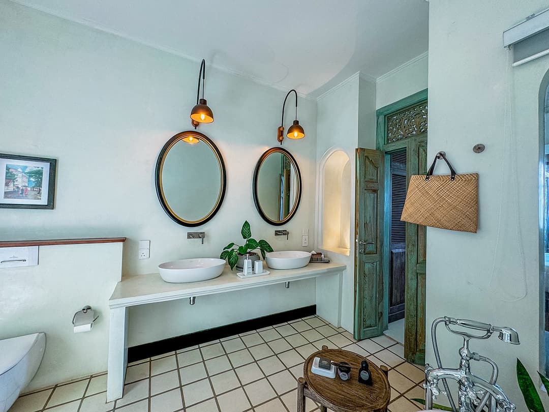 Bathroom double basin with round mirrors, Candella House Talpe