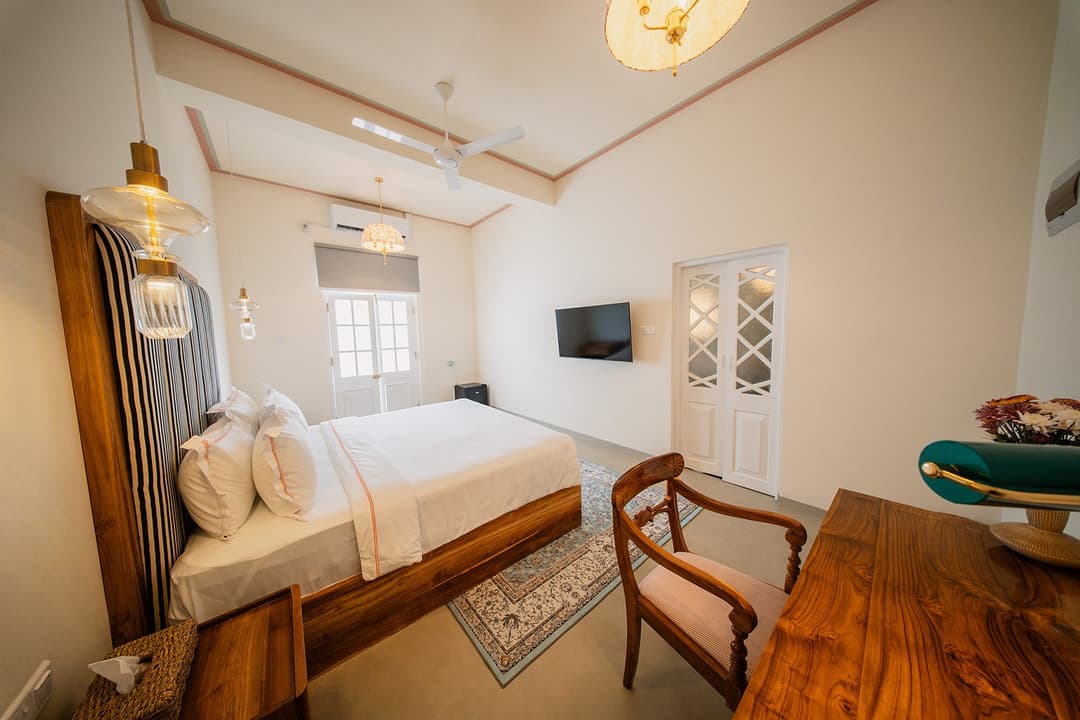King bed room with dark wood, Padmaraga Galle Fort