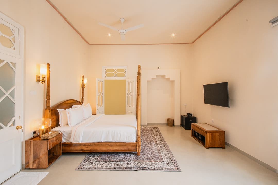 Four-poster room with warm rug, Padmaraga Galle Fort