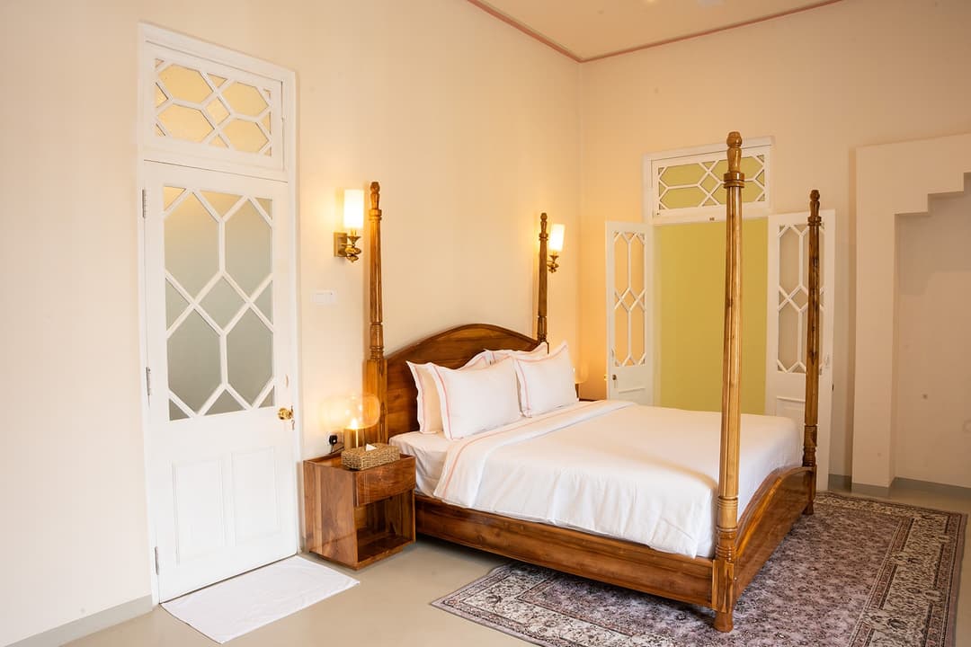 Room with four-poster bed wide angle, Padmaraga Galle Fort