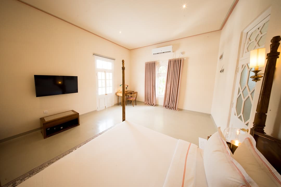 Pink room TV and bed view, Padmaraga Galle Fort