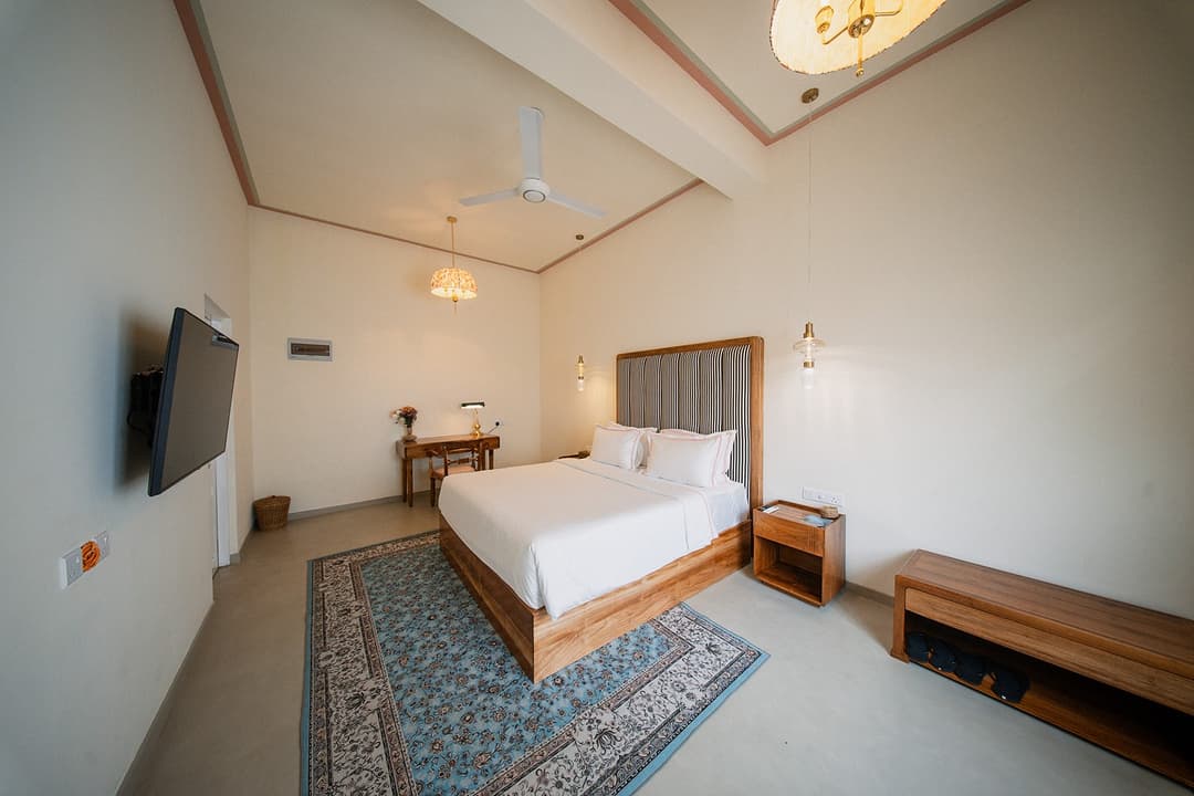 Dark room four-poster angle, Padmaraga Galle Fort