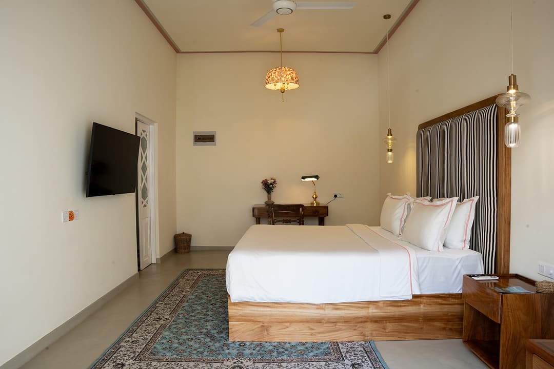 Dark room bed wide bright angle, Padmaraga Galle Fort