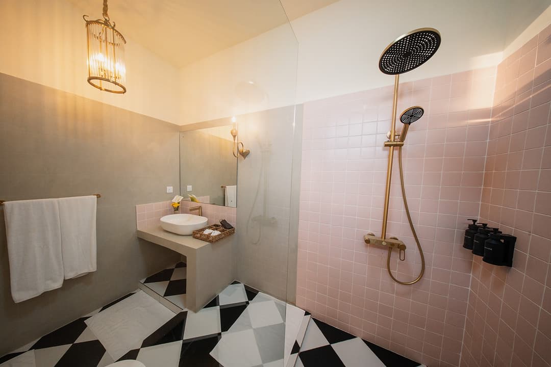 Bathroom checkered floor wide angle, Padmaraga Galle Fort
