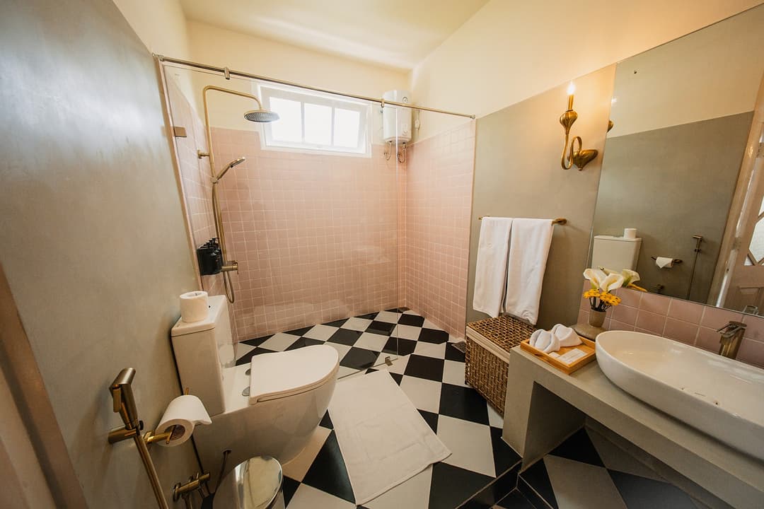Bathroom shower and mirror wide, Padmaraga Galle Fort