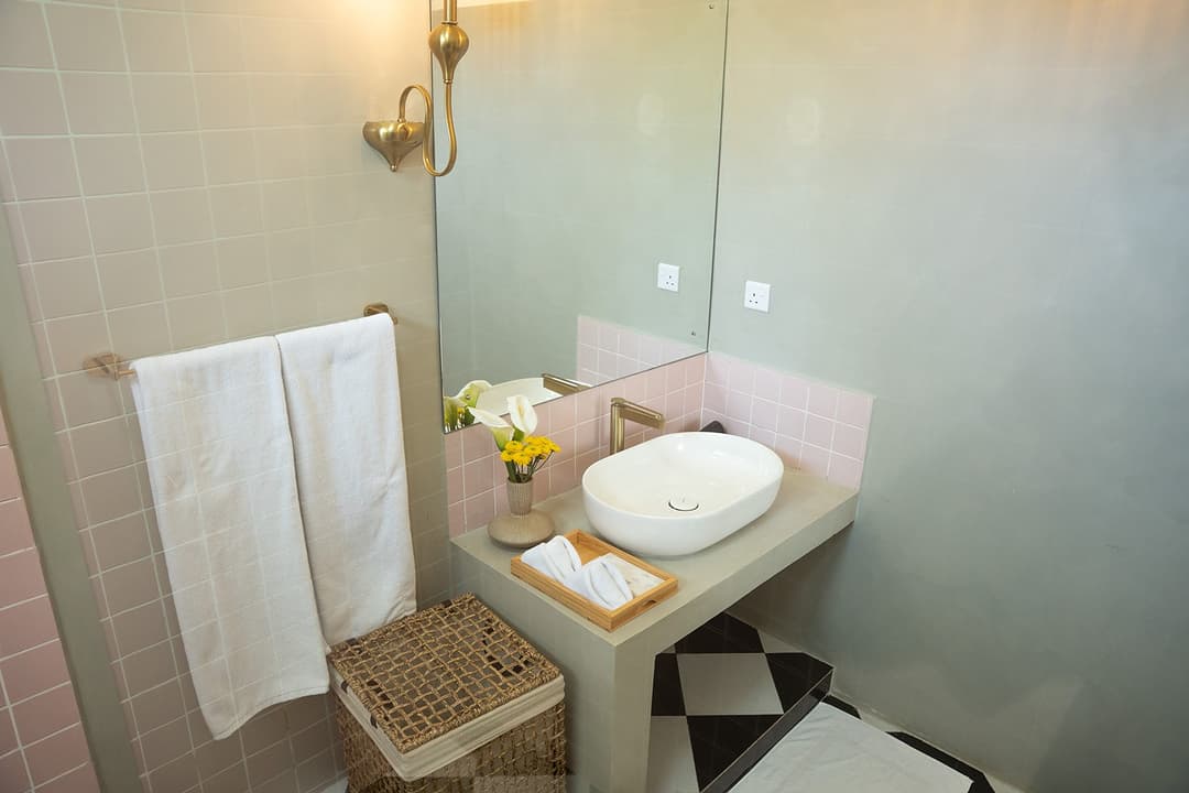 Bathroom pedestal basin with green tiles, Padmaraga Galle Fort