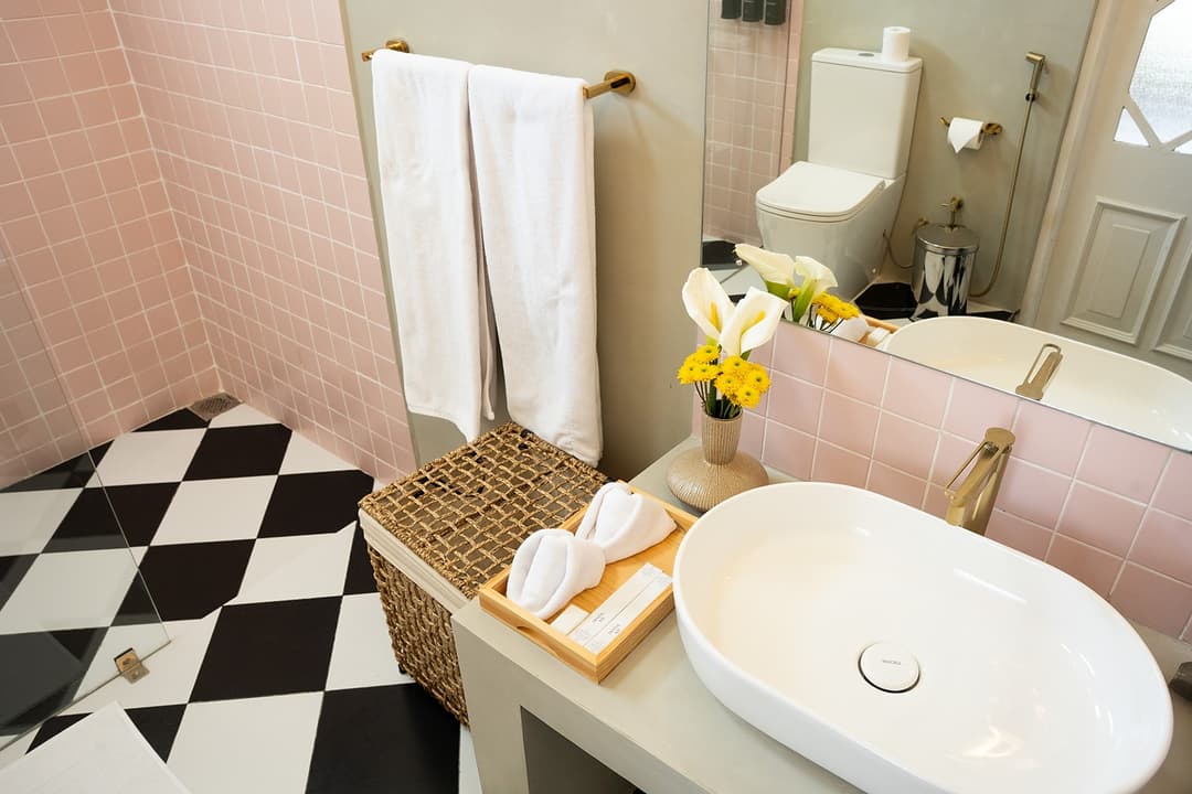 Bathroom checkered floor and basin wide, Padmaraga Galle Fort