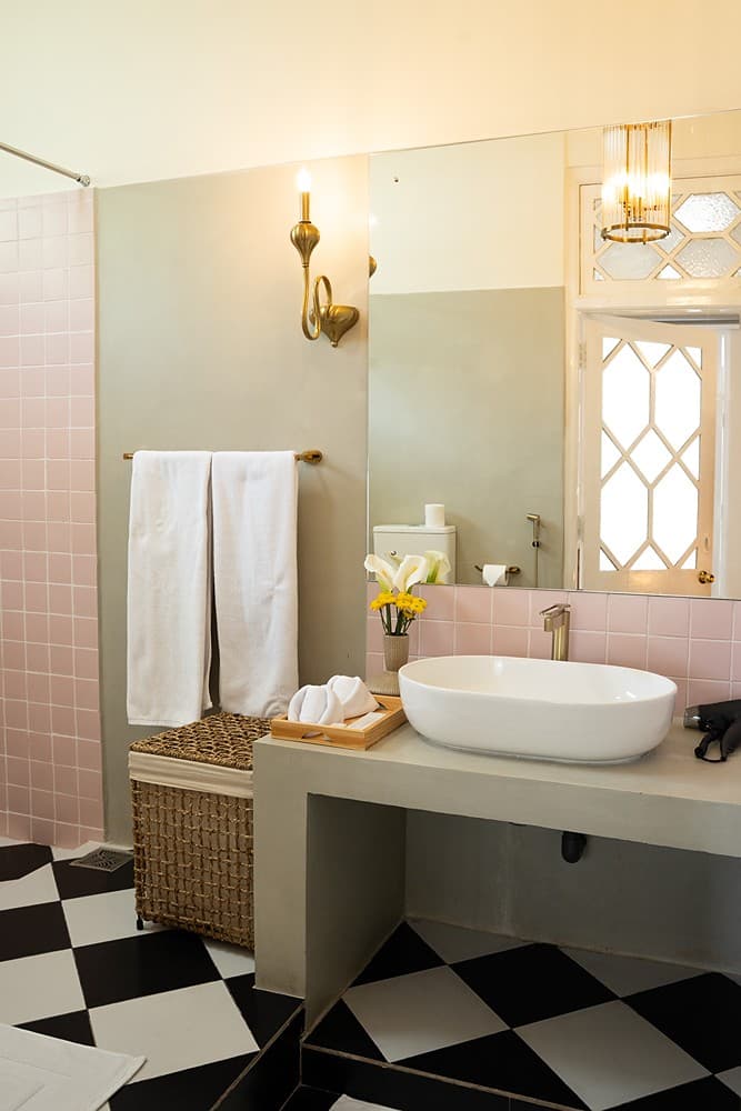 Bathroom basin and mirror checkered floor, Padmaraga Galle Fort