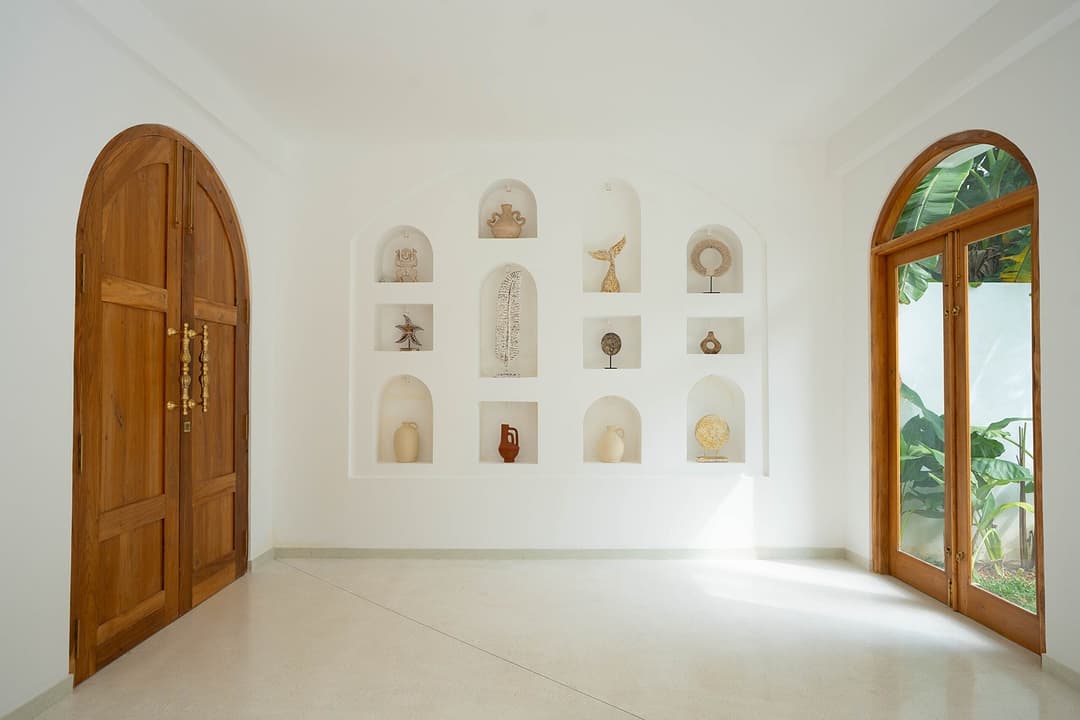 Arco House Ahangama entrance hallway with arched door