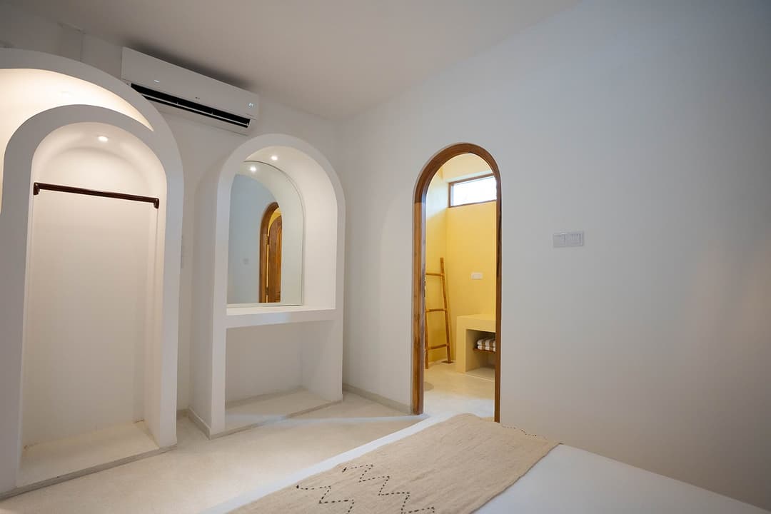 Ahangama dressing room with arched mirror nook