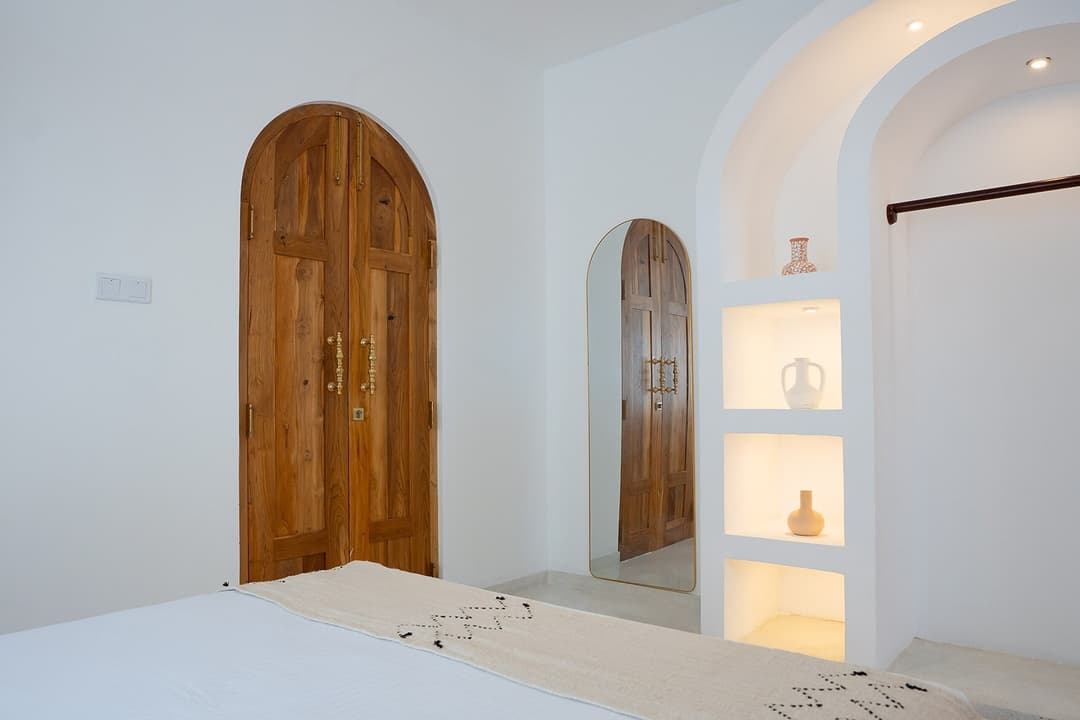 Ahangama bedroom with arched shelving nook