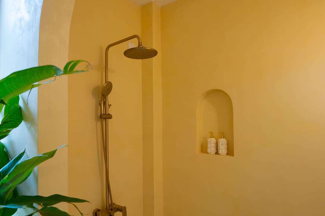 Ahangama bathroom with yellow walls and shower niche