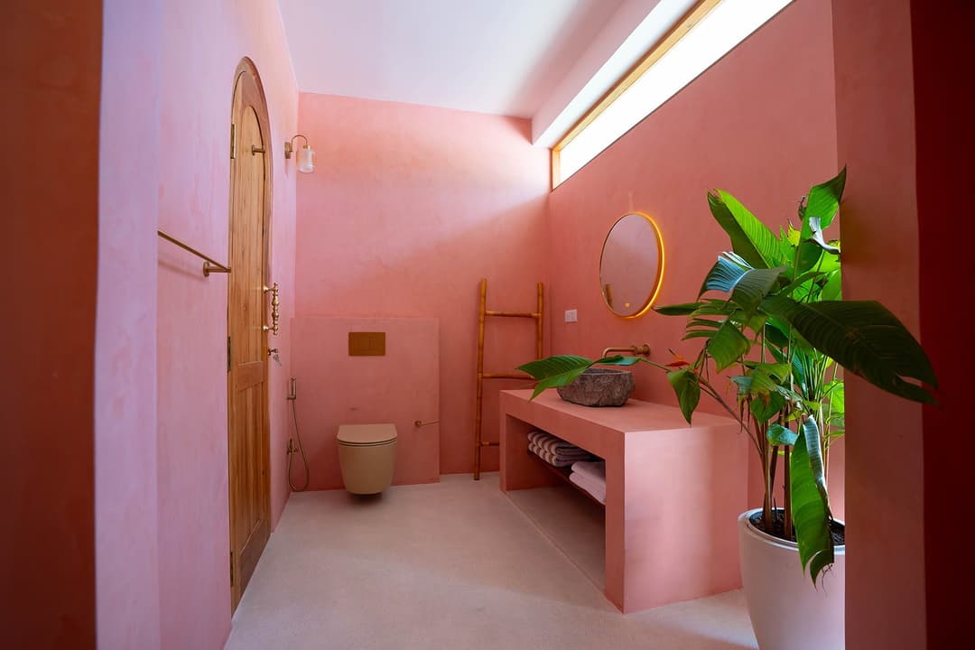 Ahangama bathroom with pink walls and sink mirror