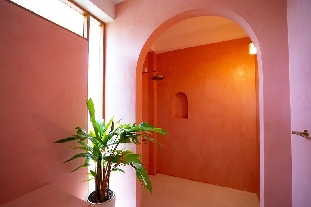 Ahangama bathroom hallway with pink arched doorway