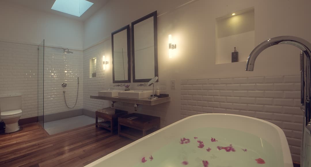 Fort Bazaar Galle Upper Suite bathroom with tub