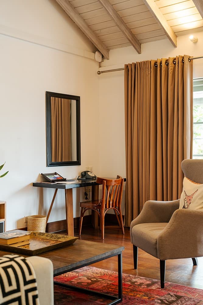Fort Bazaar Galle suite with desk interior