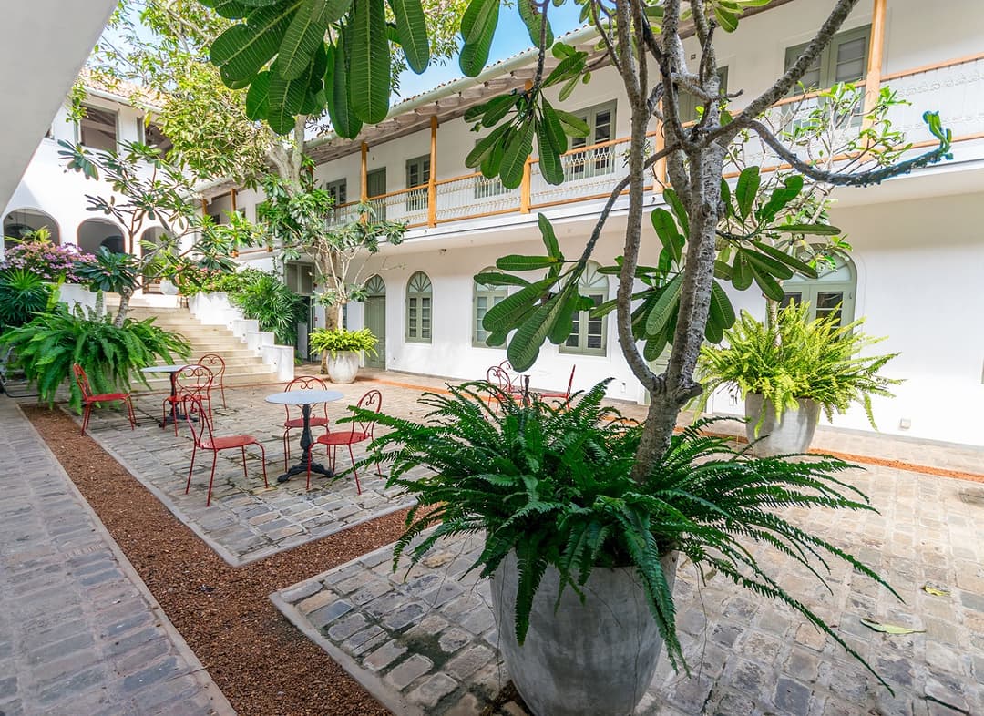 Fort Bazaar Galle courtyard garden by day